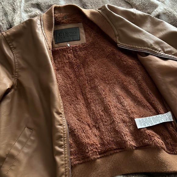 Brown/Tan Faux Leather Jacket. Size says Large but it fits S-M - Picture 4 of 5